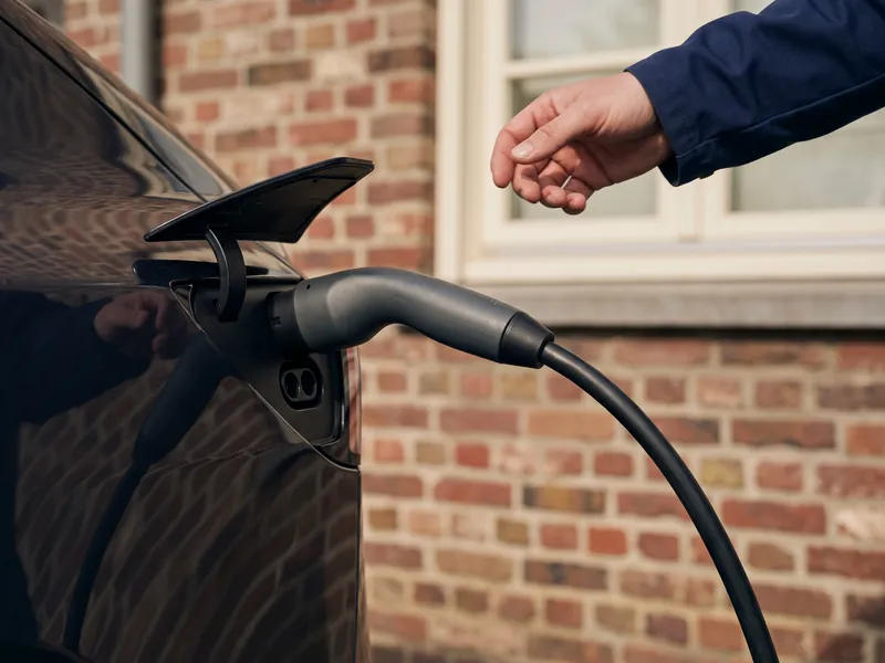 Laadkabel in de laadpoort van een elektrische auto