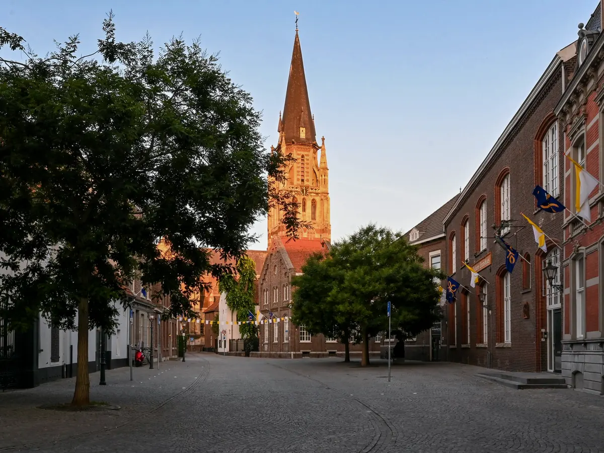 Straat in Sittard met de toren van de Sint-Petruskerk